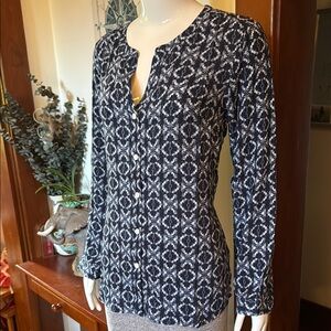NWT Eddie Bauer size small Elegant White and Blue Long Sleeve Button Down Shirt